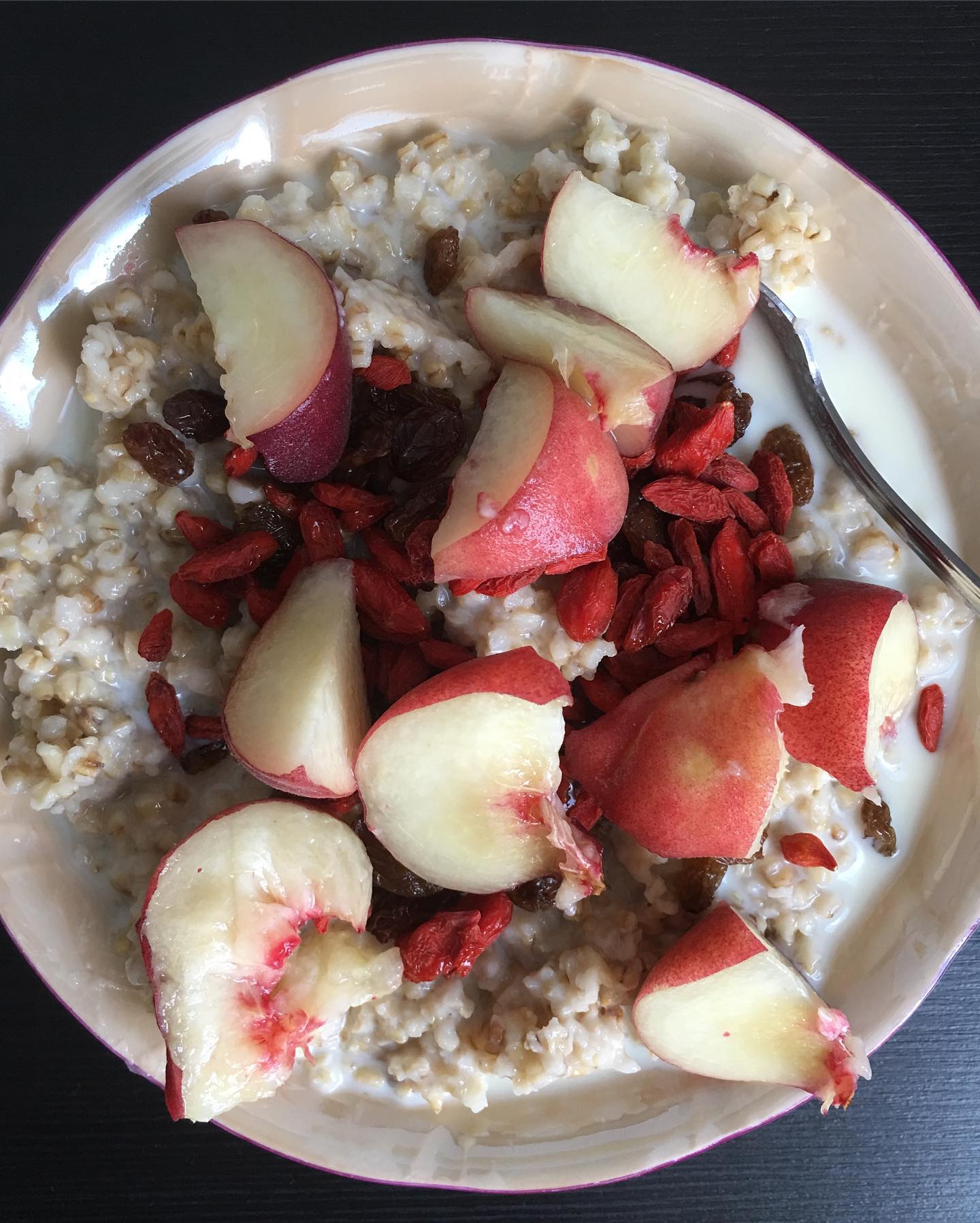 Peachy ontbijtje op deze zonnige dag! ☀️ Havergrutten met sojamelk van @alpro, rozijnen, gojibessen en wilde perzik. 😍 #gezond #vegan #plantaardig