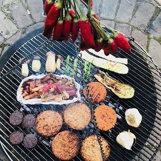 @botanicbites heeft een heerlijk 4-persoons BBQ-pakket ontwikkeld. 🤤 Gemaakt van geredde paddestoelen die voor de horeca bestemd waren. Hoe mooi is dat? ❤️ Bestellen kan via: botanicbites.com #bbq #barbecue #Pasen #Paasweekend #feest #vegan