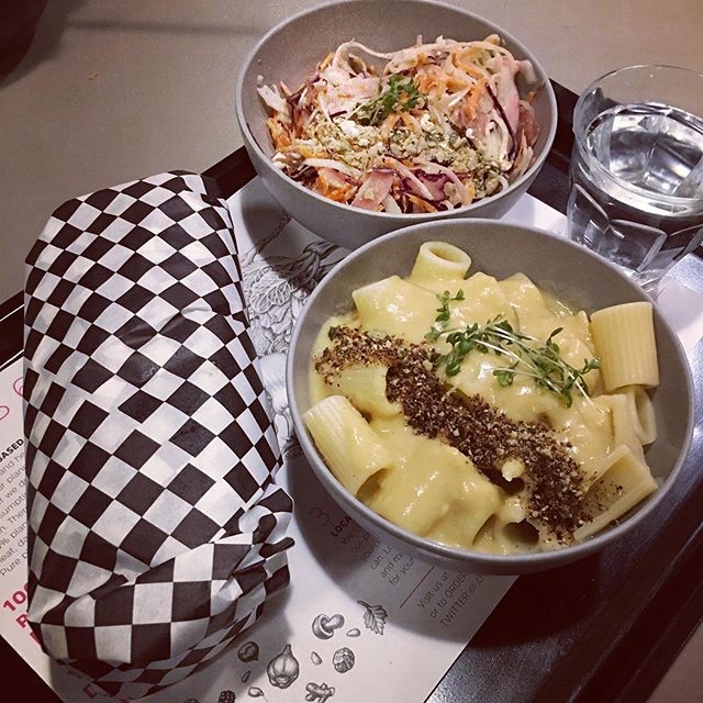 Ik ben laatst gaan eten bij @jackbeanfood in Rotterdam. 🍴 Twee jaar eerder had ik er al over gelezen in @nrcnl toen @joel.broekaert een positieve review schreef. Hij had groot gelijk. Wij hadden een Mac&Cheese, coleslaw en bean burrito besteld. Jemig wat was dat allemaal lekker zeg! 😍 De smaken, de structuren, je merkt gewoon dat deze recepten zijn ontwikkeld door een geweldige chef kok. En dat het met liefde is bereid. En de gerechten zijn vriendelijk geprijsd, ook fijn. Echt een aanradertje is Jack Bean dus! En het mooie is dat er een tweede locatie aankomt in Rotterdam. 🎉 🥳 Er zit er nu een vlakbij Rotterdam Centraal (adres: Weena 702) en de tweede locatie komt bij de Erasmus Universiteit. #whatveganseat #vegan #uiteten #plantaardig #jackbean #rotterdam