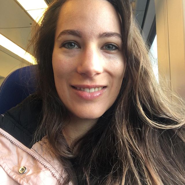 Woensdag en donderdag heb ik gelobbyd voor kweekvlees, want gisterenavond was er een debat over in de Tweede Kamer. Minister Schouten van Landbouw, Natuur en Voedsel heeft zogenaamd niks tegen kweekvlees. Maar zodra iemand in Nederland kweekvlees wilt proeven, valt de NVWA binnen om het tegen te houden (moesten ze eens bij slachthuizen doen!). 👮‍♀️Dat is hoe wij in Nederland omgaan met dé innovatie die alle megastallen, slachthuizen, vis-en garnalenbassins en vissersschepen voorgoed overbodig zal maken. En waarom? Minister Schouten gelooft in God en volgens haar heeft God ons ‘de dieren gegeven om van te genieten’. Ook zei ze gisteravond tijdens het debat in de Tweede Kamer over kweekvlees dat volgens haar het dier nodig is om voedselreststromen te verwerken en gras om te zitten in voedsel. Maar als ze zich wat meer had verdiept in kweekvlees, dan wist ook zij dat die voedselreststromen en zelfs gras gebruikt kunnen worden als voedingsbodem voor kweekvlees. Alleen dan met een veel betere, efficiëntere conversie dan bij dieren het geval is. Dieren zijn dus helemaal niet nodig, integendeel zelfs. ✋ We zullen de komende 10 jaar gaan meemaken hoe de kweektechnologie de voedselvoorziening zal transformeren naar 100% diervriendelijk en duurzaam. Of Schouten dat nu wilt of niet. Maar als het aan Schouten ligt, dan zullen wij dat hopeloos ouderwetse land worden dat nog altijd heel graag dieren wil fokken en slachten. Terwijl daar geen enkele goede reden voor is. Wake up already and taste the future. 🥩