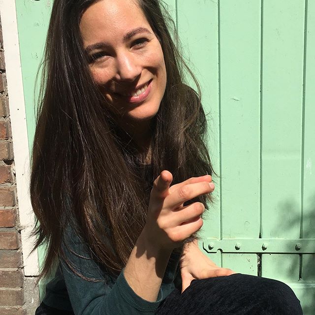 Hey lieve jij! Sta jij voor je idealen, ondanks de kritische vragen en vooroordelen die je naar je hoofd geslingerd krijgt? Dan ben je wat mij betreft een superheld. 🦸‍♀️🦸‍♂️ Ik heb trouwens een nieuwe video online gezet over vooroordelen van vleeseters. Zie link in bio. 🧐 #vegan #veganaf #veganactivist #vrolijkpasen ❤️ #savetheplanet #savetheclimate #govegan 🌍