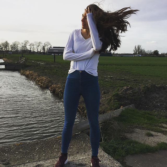 Wat een storm de laatste tijd hè! Ik probeer een van de oorzaken van het opwarmende klimaat aan te pakken... Die zie je hier op de foto: de melkveehouderij. 🐄 Maar het valt nog niet mee! Zo werd mijn klacht bij de Reclame Code Commissie (en ook bij het College van Beroep) over Campina’s PlanetProof reclame afgewezen. 😢 Maar gelukkig biedt @marketingtribune.nl ruimte voor het hele verhaal (zie link in bio). FrieslandCampina geeft namelijk toe dat ze niet streven naar klimaatneutraliteit of het behalen van de klimaatdoelstellingen. Maar dan mogen ze hun zuivel wel ‘On the way to PlanetProof’ noemen. 🤯 #klimaat #kaas #melk #savetheplanet #govegan 🌍 #storm #reclame #planetproof #dairyisscary