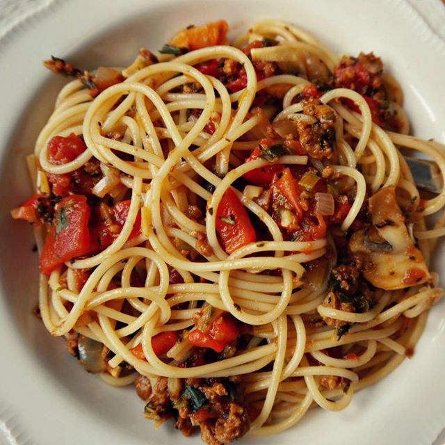 Ik hou van lekker eten! 😍 Op evengeenvlees.nl vind je een aantal recepten die ik heerlijk vind, zoals deze spaghetti bolognese met vegagehakt. Probeer deze recepten allemaal uit zou ik zeggen. Bon appetit!🍴#vegan #weekzondervlees #evengeenvlees #veganrecepten #spaghetti #bolognese #veganspaghettibolognese #plantaardig #plantaardigerecepten #meatlessmarch