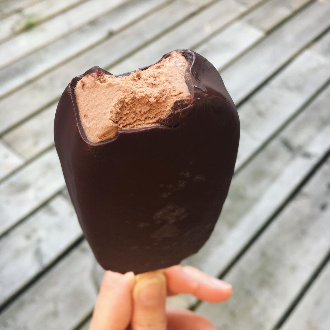 We mochten de 2 nieuwe vegan ijsjes van @abbot_kinneys proeven! De Coco Frostick Double Cocoa - chocolade ijs omhuld met een knapperige laag chocola, jumm 😋. En onze favoriet: de Coco Frost Mango & Passionfruit, romig ijs met een heerlijke fris-zoete smaak. Deze wil je standaard in je vriezer hebben liggen voor warme dagen! ☀️. Wij zijn om, kom maar door met die zomer! Beiden ijsjes zijn op basis van biologische kokosmelk en ook bij de verpakking is rekening gehouden met duurzaamheid.
.
.
.
#abbotkinney #abbotkinneys #plantbasedicecream #veganicecream #thefutureisvegan #thefutureisplantbased #betterfortheplanet #staycation #bringonsummer #sustainability #flipyourstandard