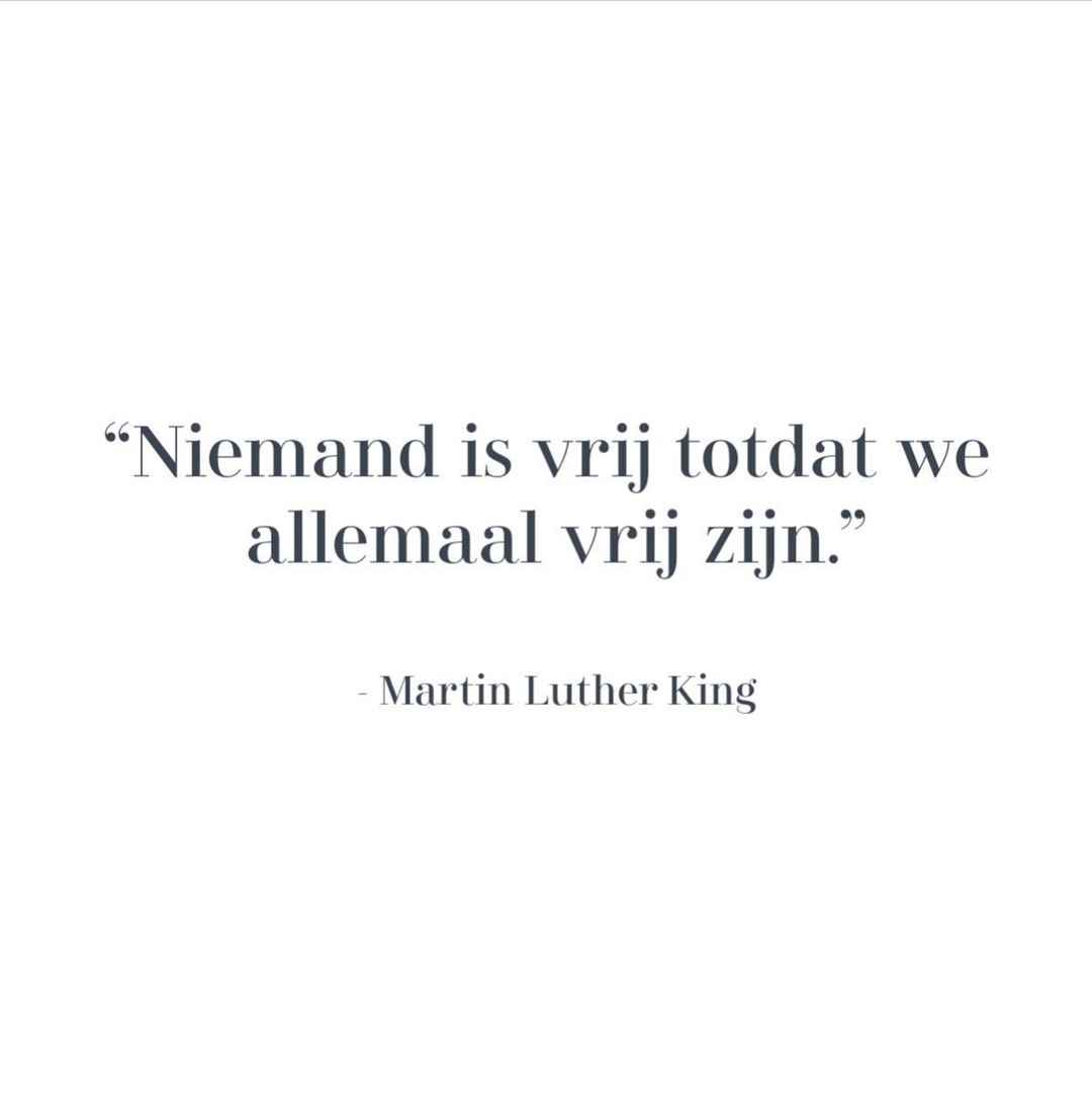 Silence is betrayal lees ik op social media. Dus, hoewel ik het best lastig vind, zal ik ook wat zeggen over de #blacklivesmatter protesten. Martin Luther King zei dat niemand vrij is, totdat iedereen vrij is. Daar ben ik het 100% mee eens. Ik ben ontzettend dankbaar voor het leven dat ik heb. Ik zou willen dat iedereen in de wereld het leven had dat ik heb. En ik wil ook alles doen dat in mijn macht ligt om dat te bereiken. Klimaatverandering staat daarbij het hoogst op mijn agenda, omdat dit het einde is van praktisch alles en iedereen, en de meest kwetsbaren (die hier het minst of helemaal niet aan hebben bijgedragen) er het hardste onder zullen lijden. Daarnaast de dieren, wiens lichamen (van 100-en miljarden/ontelbaar veel individuen) op alle mogelijke manieren worden geschaad. In persoonlijke gesprekken probeer ik racisme tegen te gaan, want ik zie dat dit soms subtiel en soms minder subtiel aanwezig is. Zwarte Piet had allang verboden moeten worden. En in Amerika moet de politie extern beoordeeld worden, zodat de politiemacht niet langer wegkomt met het geweld richting zwarte mensen. En er is nog zoveel meer nodig, in Amerika voor de zwarte mensen, en ook in de rest van de wereld en voor andere kwetsbare groepen. Er is nog steeds (kind)slavernij in de wereld en seksuele uitbuiting. Er zijn dictaturen waar onschuldige mensen worden vastgezet. Milieuactivisten die vermoord worden. Allerlei vormen van fundamentalisme die haat en geweld zaaien. Er is honger en armoede in de wereld, niet door tekorten maar door oneerlijke verdeling. En de jonge/komende generaties zullen worden geteisterd door hitte, droogte, branden, orkanen en overstromingen. Het wordt me soms teveel hoeveel onrecht er is in de wereld. En hoeveel egoïsme er is. Ik hoop zo dat de BLM protesten effect hebben, het leven van zwarte mensen beter maken en daarnaast onderdeel zijn van een grootschalige bewustwording onder de mensheid. Dat we oog krijgen voor de ander, voor de wereld om ons heen. En concrete actie ondernemen. De tijd dringt. 🌍✌️