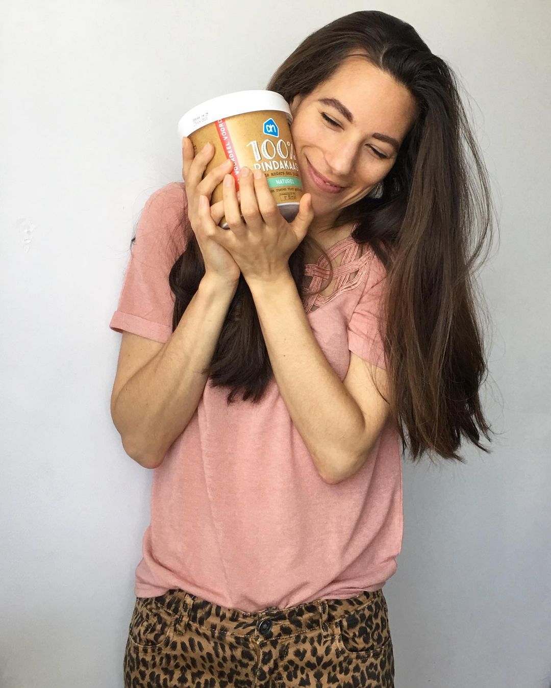 Pindakaas = life wat mij betreft! Er gaan emmers doorheen hier bij ons thuis. Daarom ben ik ook zo blij dat @albertheijn gewoon serieus pindakaas in emmertjes verkoopt tegenwoordig! 😂😍😎🥜🥜🥜 Hou jij ook zoveel van pindakaas? Of juist helemaal niet? En wat is je favo pindakaas combi? ✌️ #vegan #wateeteenvegan #peanutbutter #100procentpindakaas #pindakaas #wateetjedanwel #brood