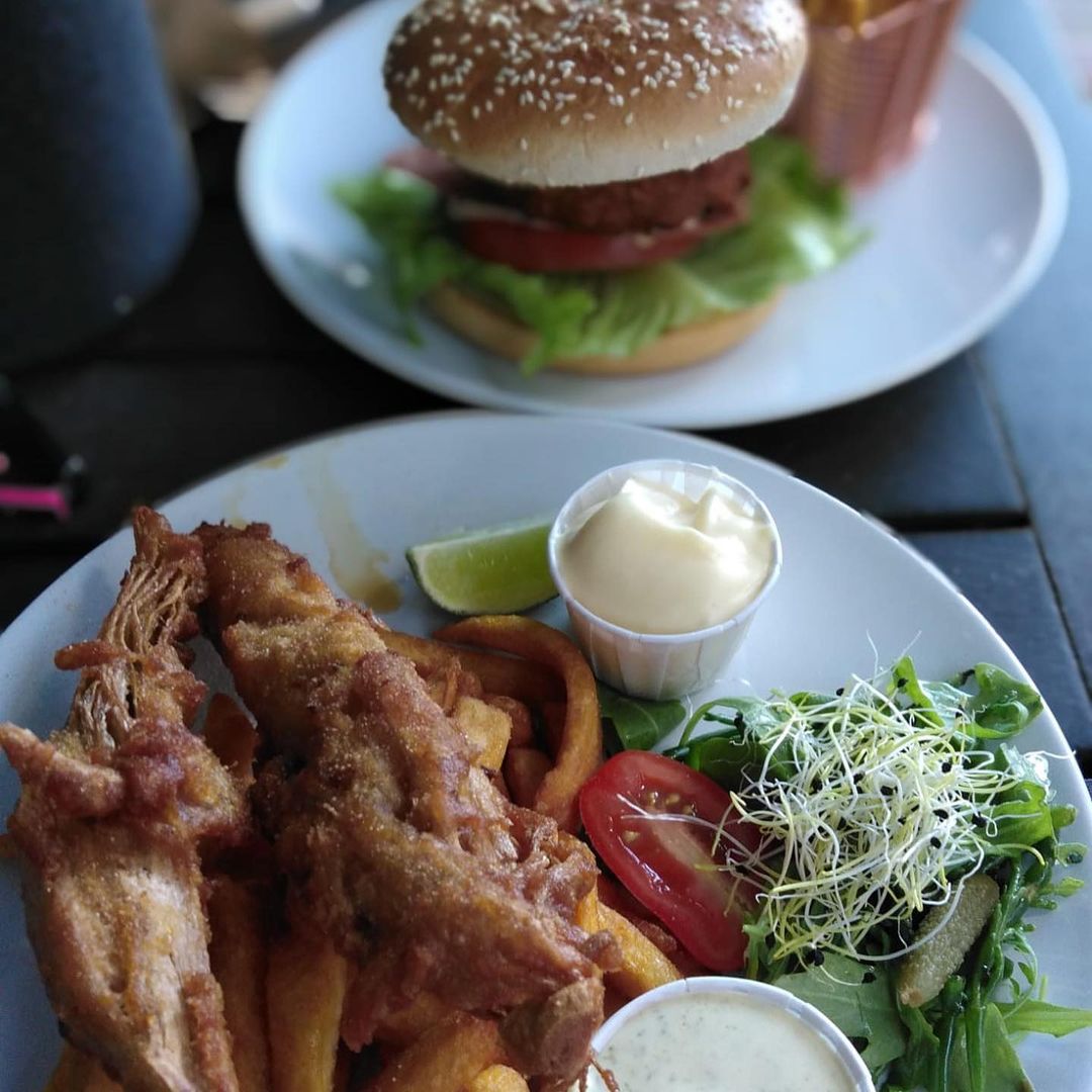 Heeeeurlijk gegeten bij @newvegas_official ! 😍 De fish&chips was echt zo goed, echt een fishy structuur maar nog lekkerder dan the real thing met een super verfijnd, luchtig paneer jasje. De burger was home made, ontzettend goed van smaak en op een heerlijk broodje met bacon en kaas. Ik had zelf tempeh met rijst, heerlijke lekker krokant en smaakvol. En we hadden een kaasplankje met allerlei vegan kaasjes. Smullen! Aanrader dit! #veganrestaurant #haarlem #vegan #uiteten #veganhaarlem #utopia